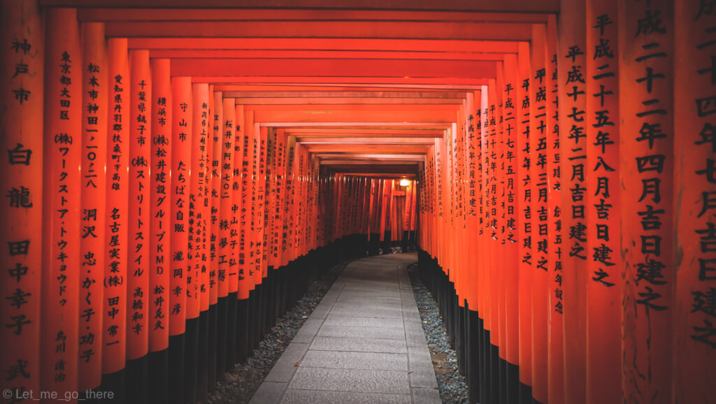 Autumn in Kyoto ตอน ลอดซุ้มประตูสีแดง ชมแสงไฟยามค่ำคืนกับบรรยากาศลมหนาวเดือนพฤศจิกายน
